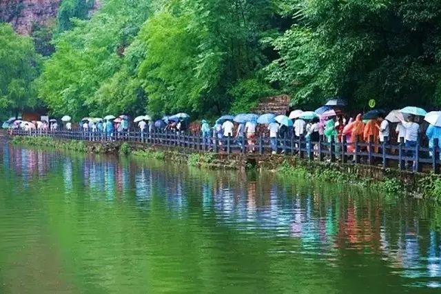 旅行遇到下雨只好呆在房间,下雨天最好的旅行方式
