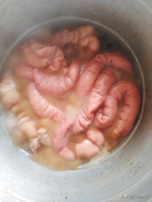 卤肉老店学技术,卤好的大肠怎么做卤煮火烧