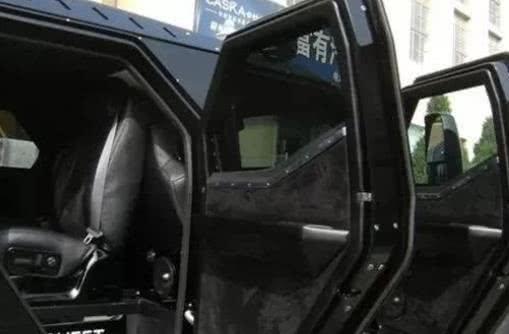 1600万“黑骑士”去洗车,一看车身,洗车工直呼:洗不了