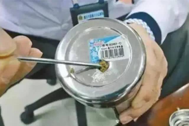 央视曝光19种保温杯温水变毒水,孩子用了有毒保温杯新闻