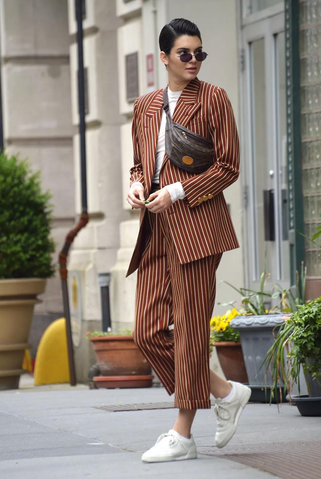 又一件“土味”单品回潮了,腰包竟成了时尚圈的新宠儿