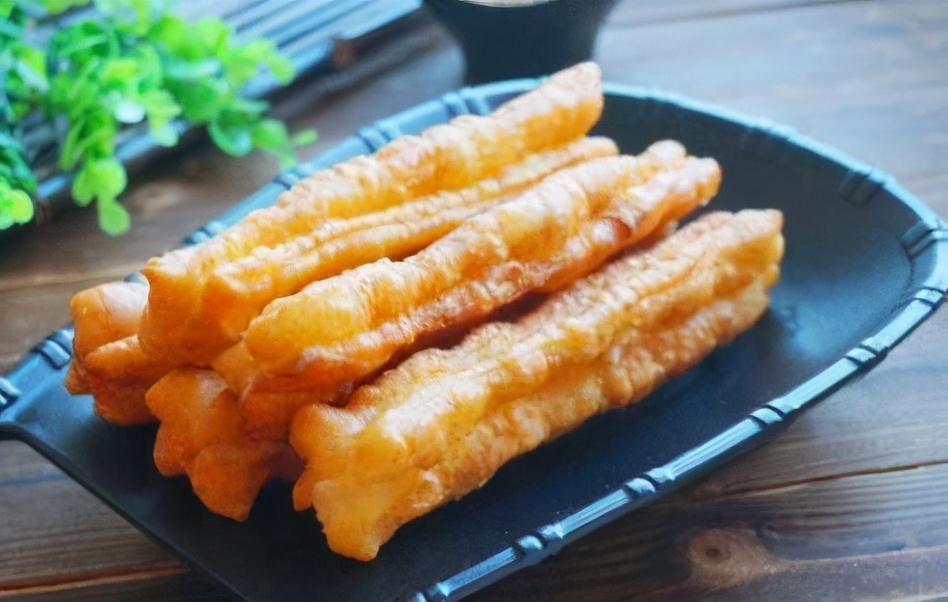 炸油条用酵母怎么炸出来蓬松,炸油条的小窍门不用酵母粉