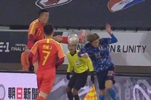 姜至鹏回应是他的头来撞我的脚,姜至鹏踢头