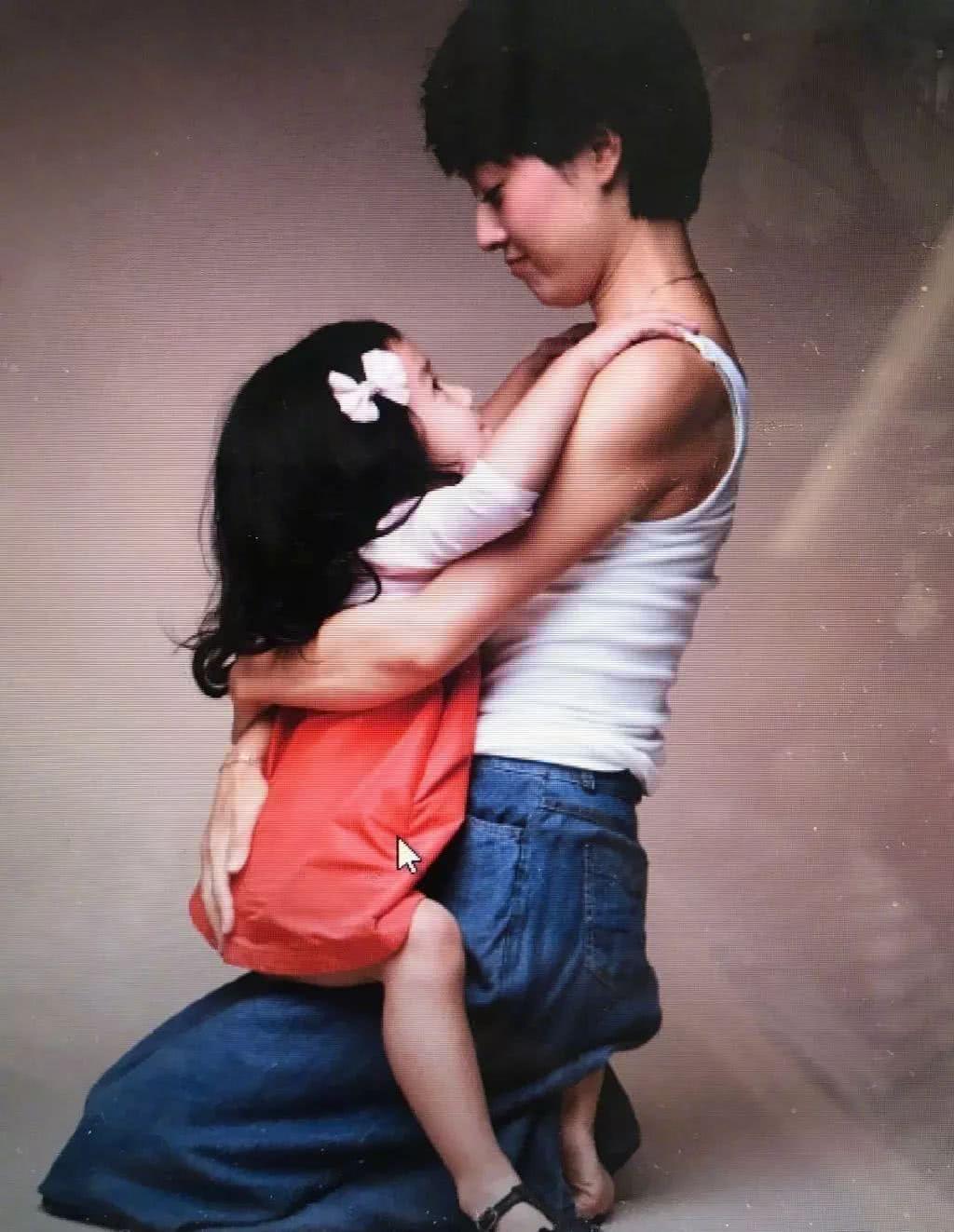 谢娜半个冰箱都是母乳！娱乐圈5位“背奶妈妈”，证明母爱真伟大