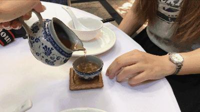 倒茶为什么要在桌子上敲两下呢,别人给你倒茶为什么要敲三下桌子