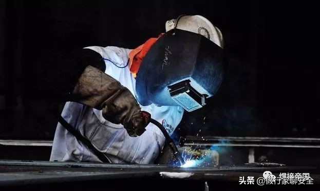 电焊机有空载电压,电焊机空载电压90伏正常可以修吗