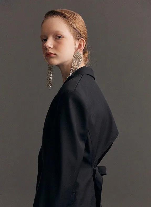 一套西装又正式又休闲,30-35岁女性春季穿搭西装