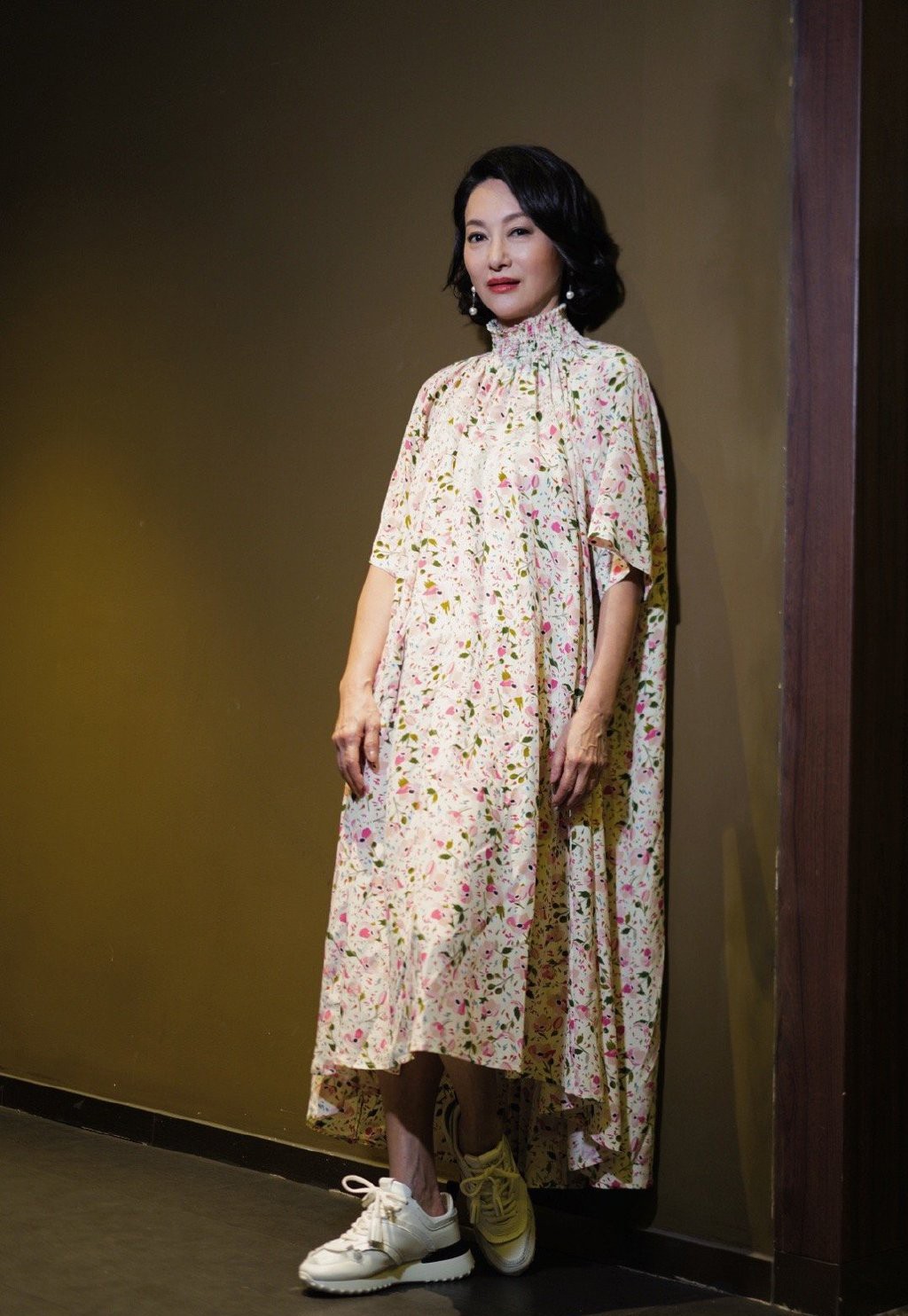 她60岁依旧未婚，穿挂脖层叠雪纺衫配竖纹西装，霸气不失清爽