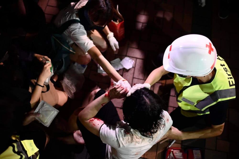 最近,一小撮暴徒正在香港大搞“黑色恐怖”