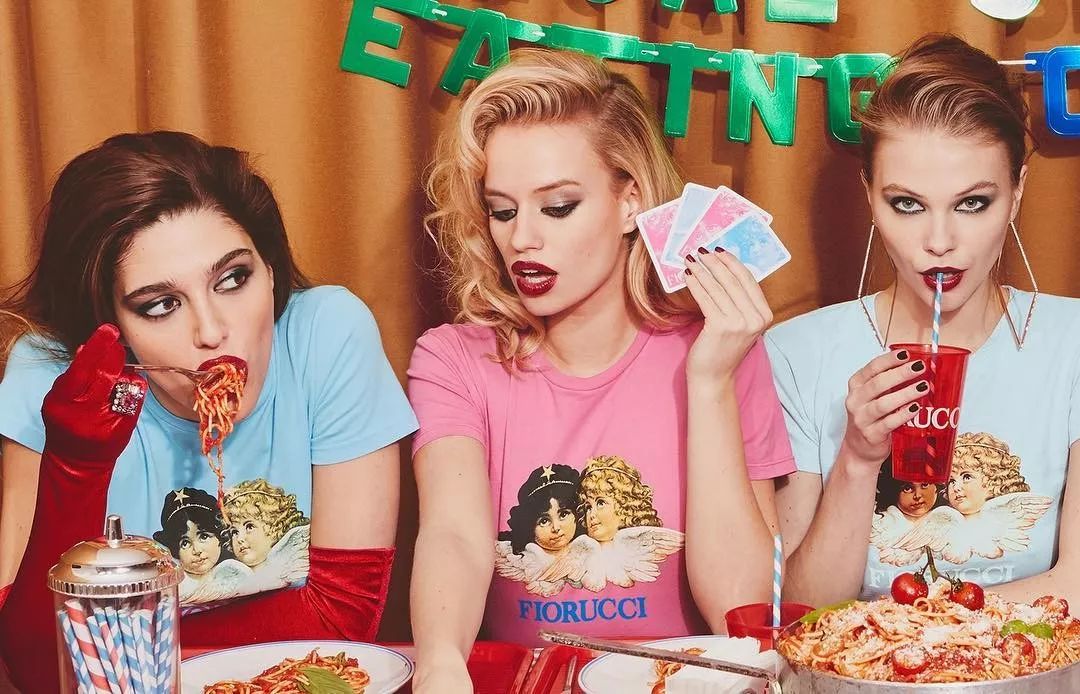 人间芭比lisa白色衣服跳舞,人间芭比lisa穿蓝衣服跳舞