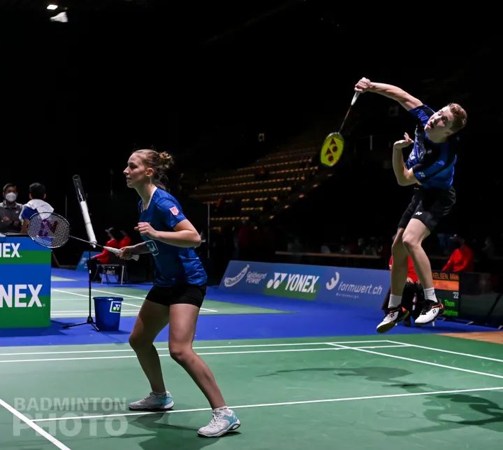 羽毛球离身体特别近怎么挑球,羽毛球专家把脉发球