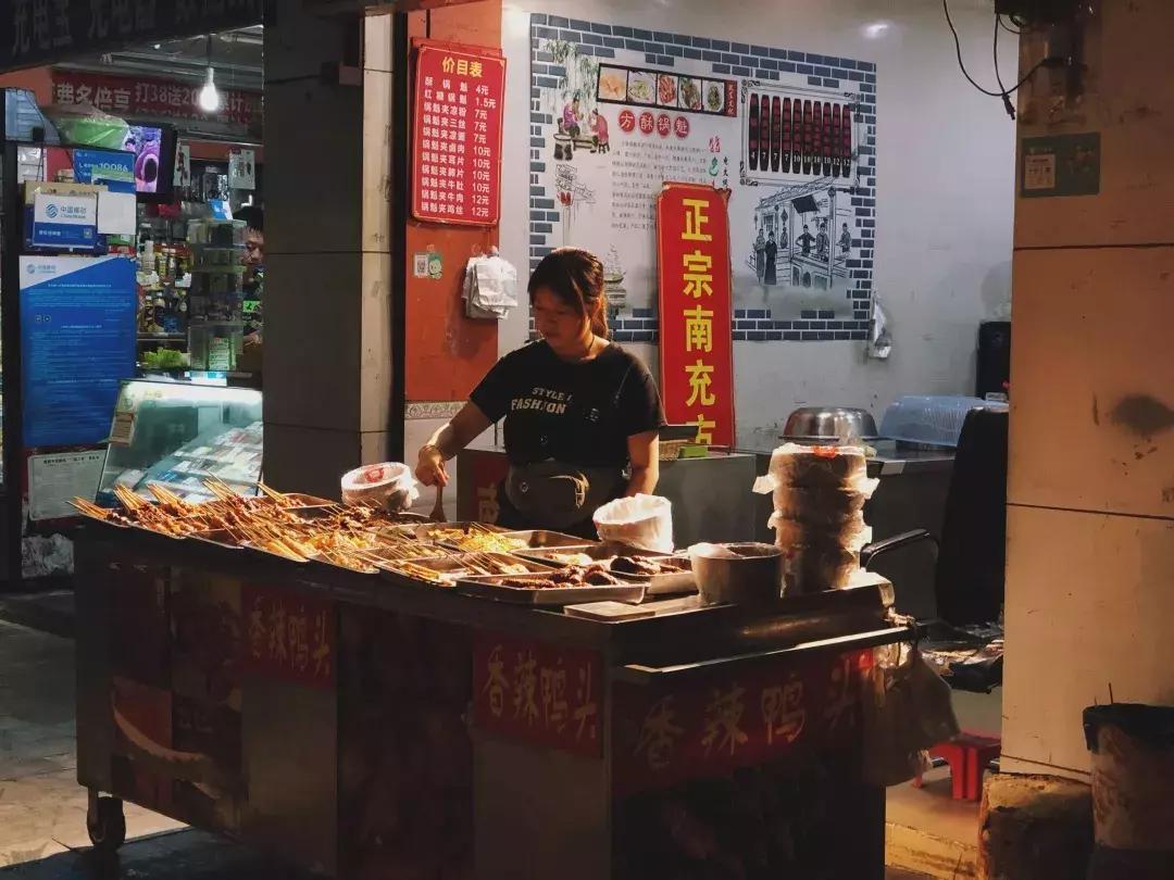 成体,一所靠“抓小偷”牢牢锁死热搜的学校