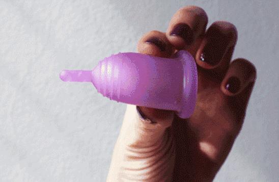 为了处理“大姨妈”,她们把杯子放进了身体里