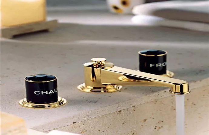 首都土豪家里的酒窖可以存2000瓶红酒，17米吊灯洗一次要花100000