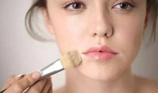 鼻子卡粉的正确化妆方法,皮肤很干化妆起皮卡粉怎么办