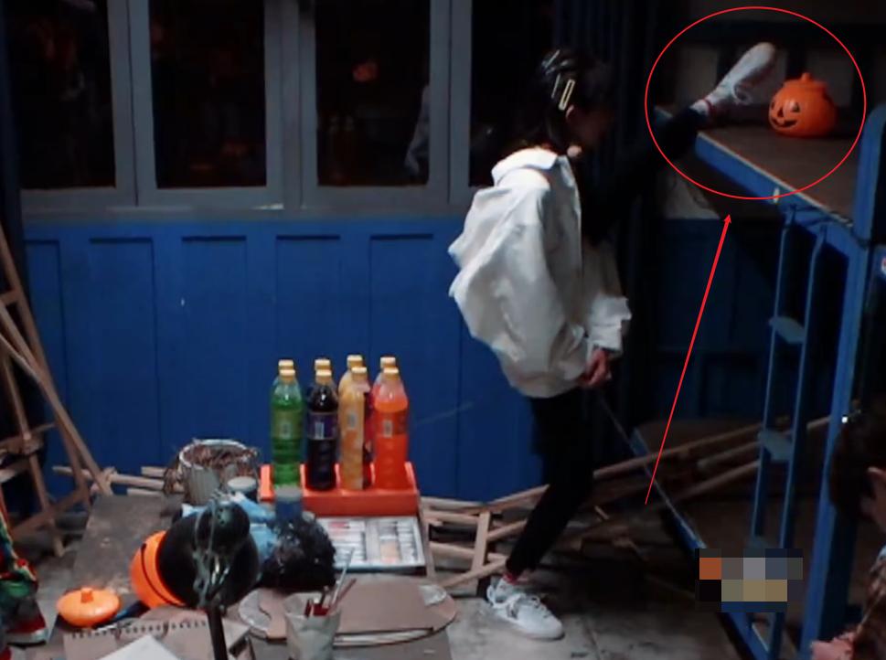 杨幂用腿找钥匙,实名《密逃》柔韧担当,或许这就是大长腿的优势