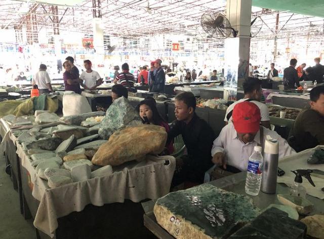 门店销量减半,价格腰斩,网络直播火爆月销5亿元,这种玉石冰火两重天的背后是...