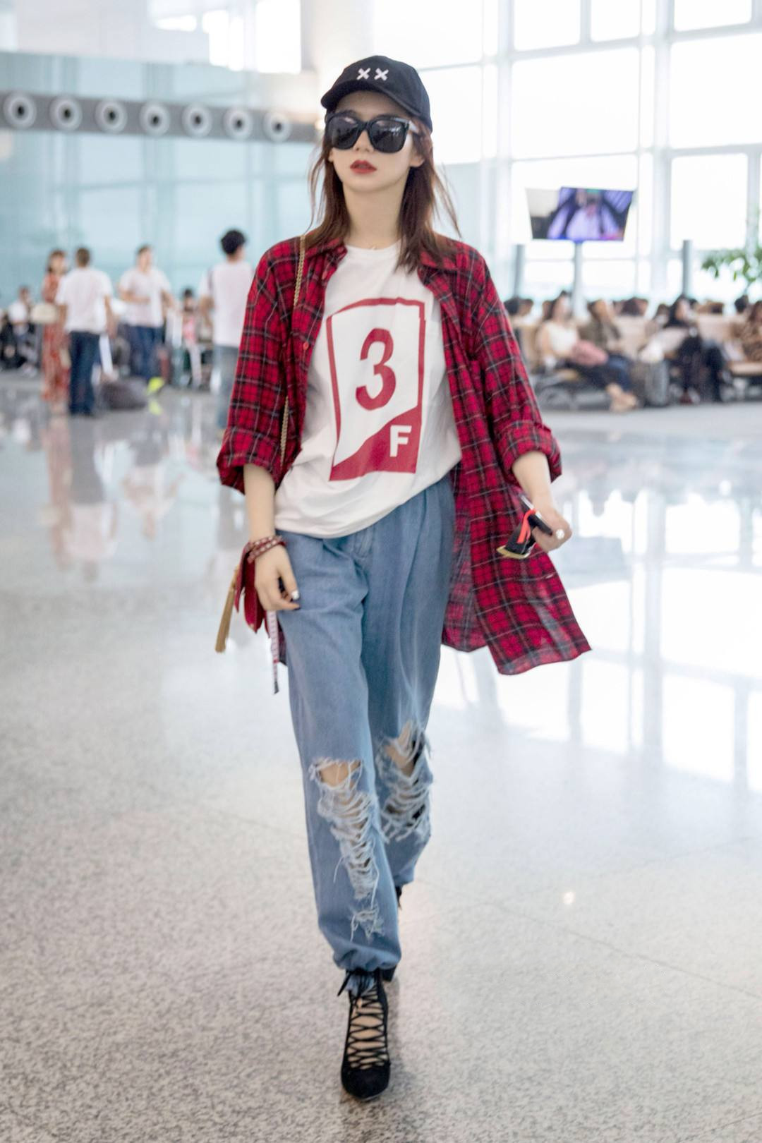 格子衬衫怎么样的显瘦,格子衬衫很显老怎么穿