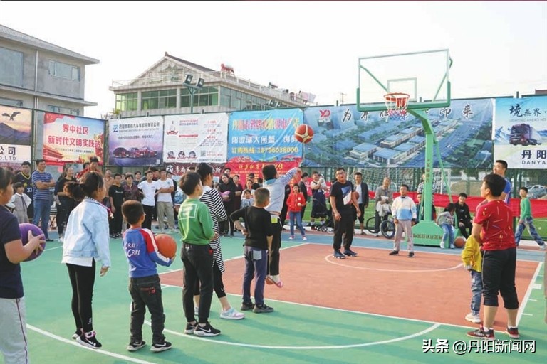 一方广场，盛满了居民的欢歌笑语