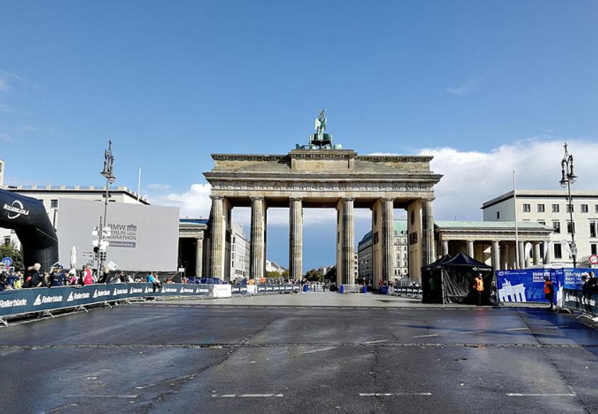 首个全马2022年超燃视频,横店马拉松2023全马颁奖直播