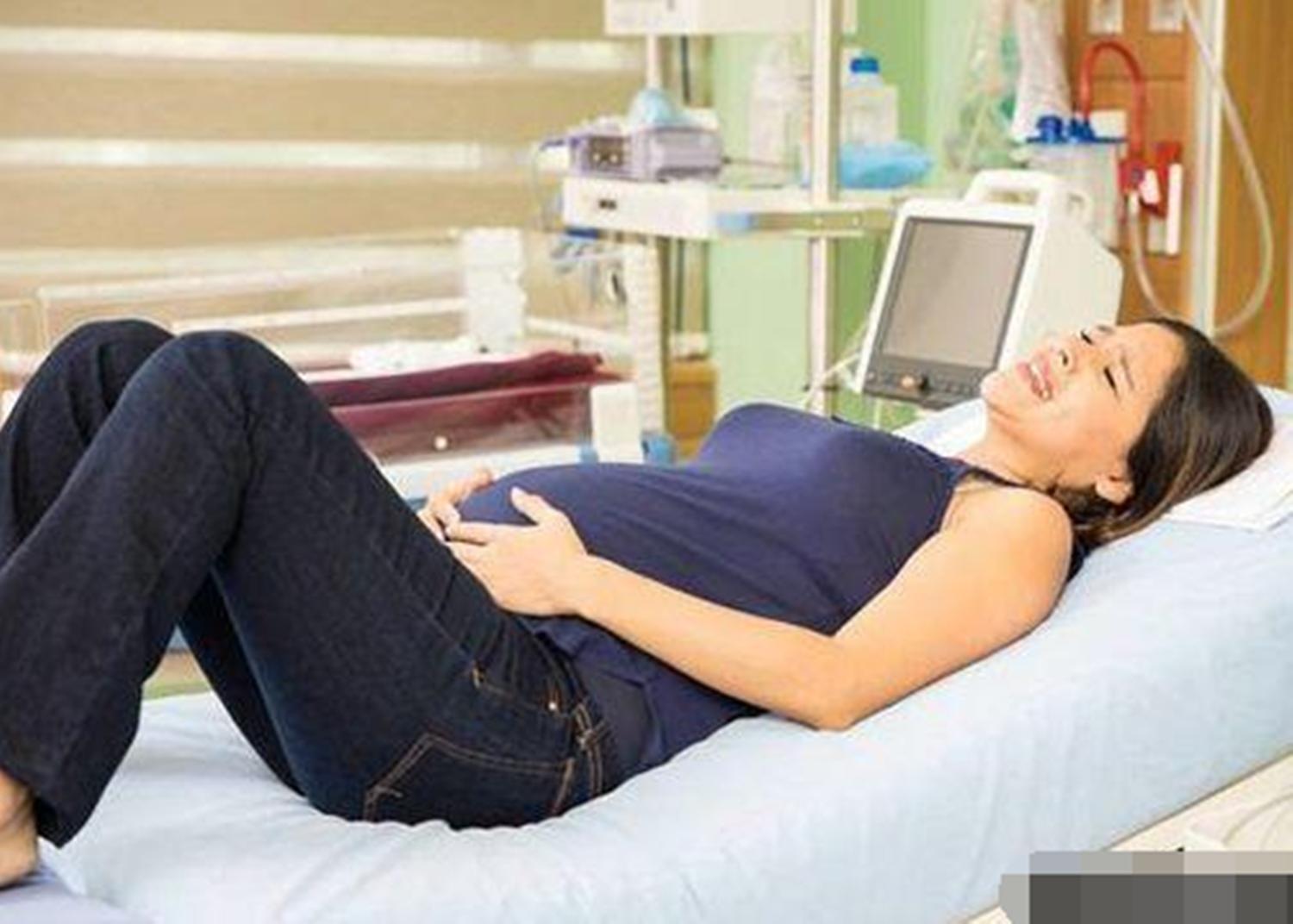 男护士为孕妈产前“刮毛”，丈夫主动请缨，护士的话，夫妻羞愧