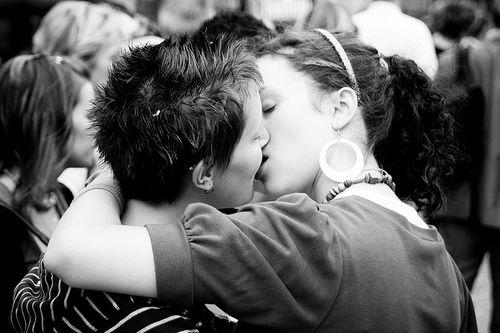 男生第一次吻你额头,男生第一次亲你的行为看出他态度