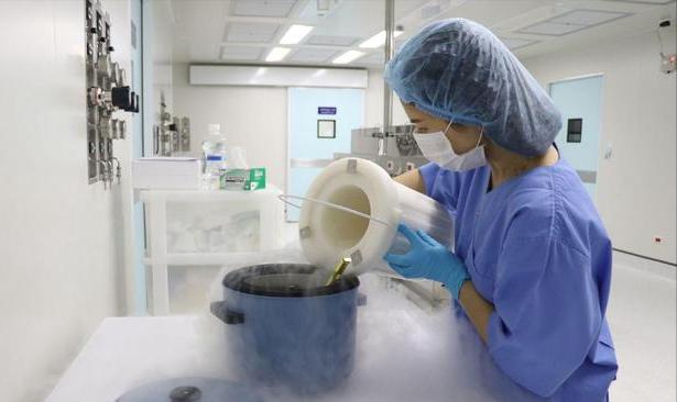 高端操作！医院人工授精太贵，英国单身妈妈自己操作，一次成功