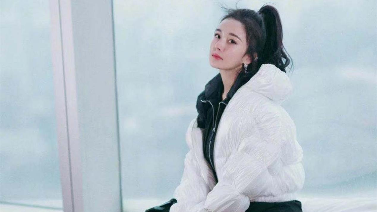 ins女网红打call,ins网红红色羽绒服