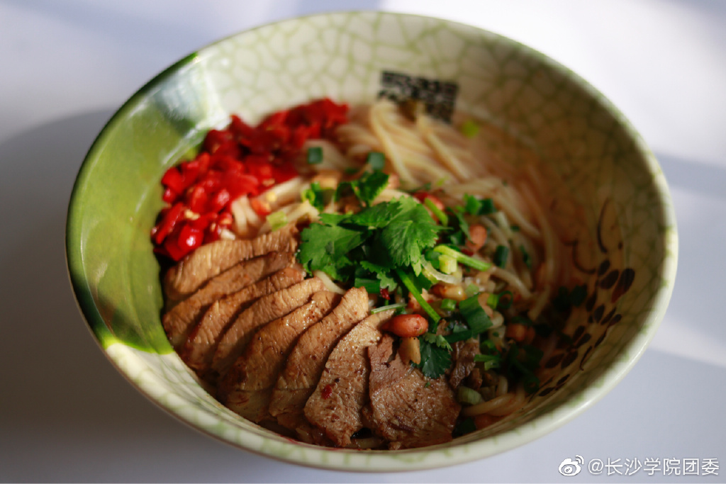 上“二批本科”，也要挑个条件好的，这5所大学伙食堪比饭店