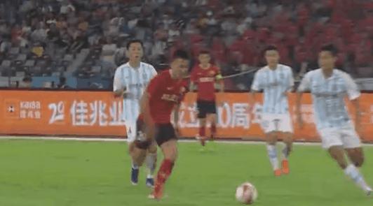 中超奇葩点球,中超15分钟2次巨大争议判罚