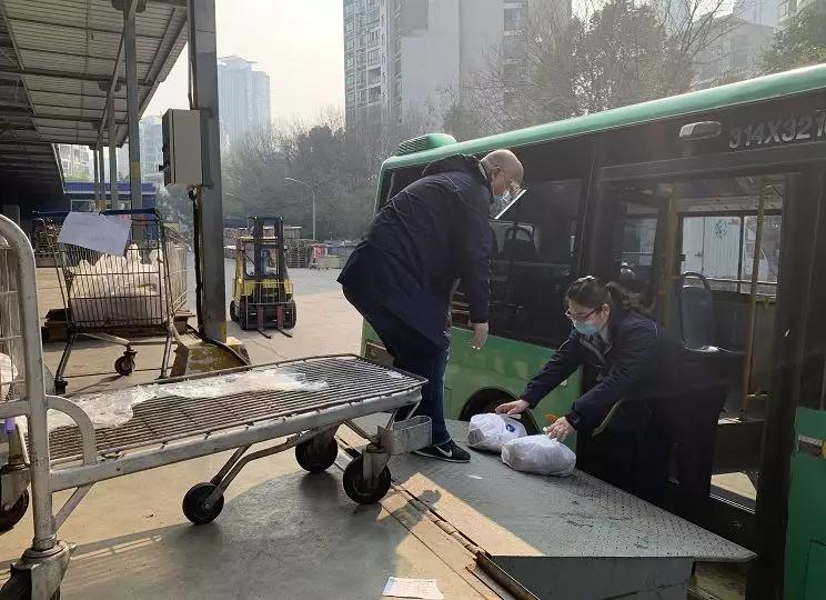 @武汉人：团购的物资套餐是这样送到你手上的