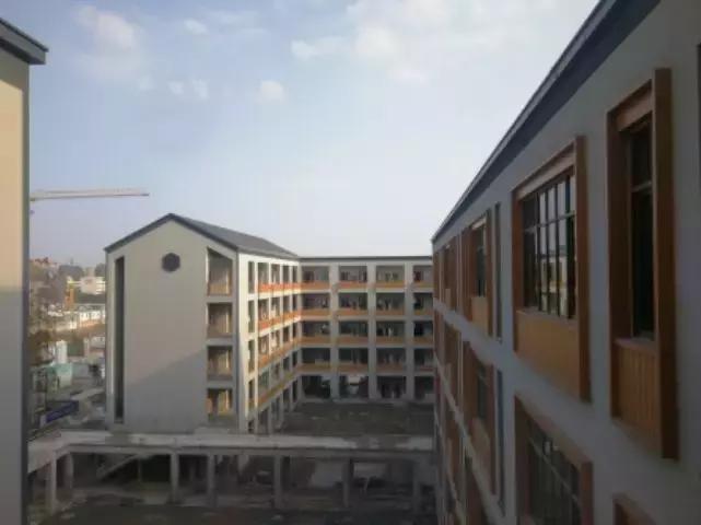 带屋顶的足球场,带屋顶的大型足球场