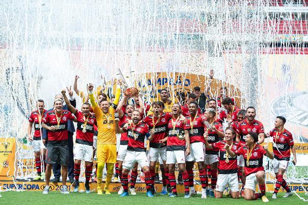 巴西足球评述员入球后拉长语气,巴西足球解说员疯狂解说