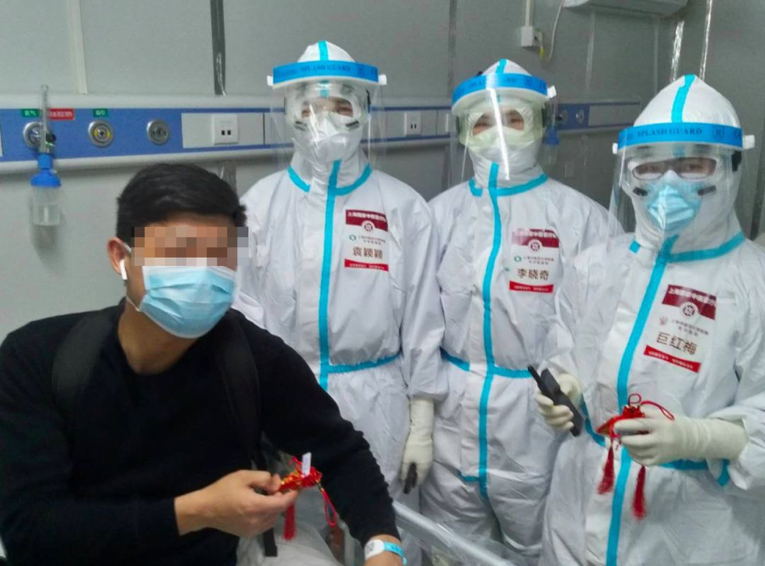 武汉雷神山首例治愈患者出院,雷神山患者出院