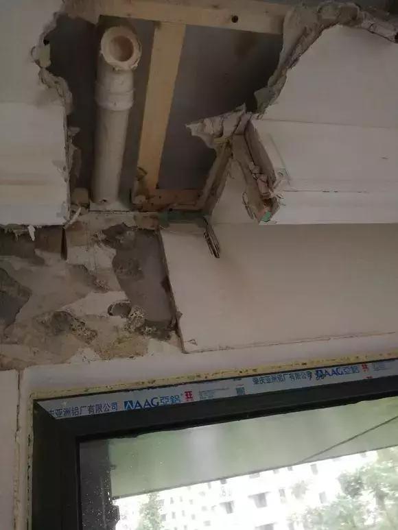 阳台水管被打孔破了怎么补,阳台装了铝扣板后漏水