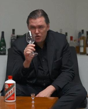 老外不相信茅台的威力,老外喝中国白酒烧刀子