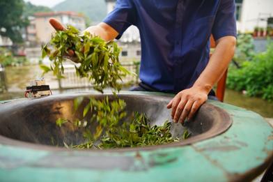 藏龙卧虎！揭秘豪华车司务员：手工炒茶远洋航海还有木雕艺术家