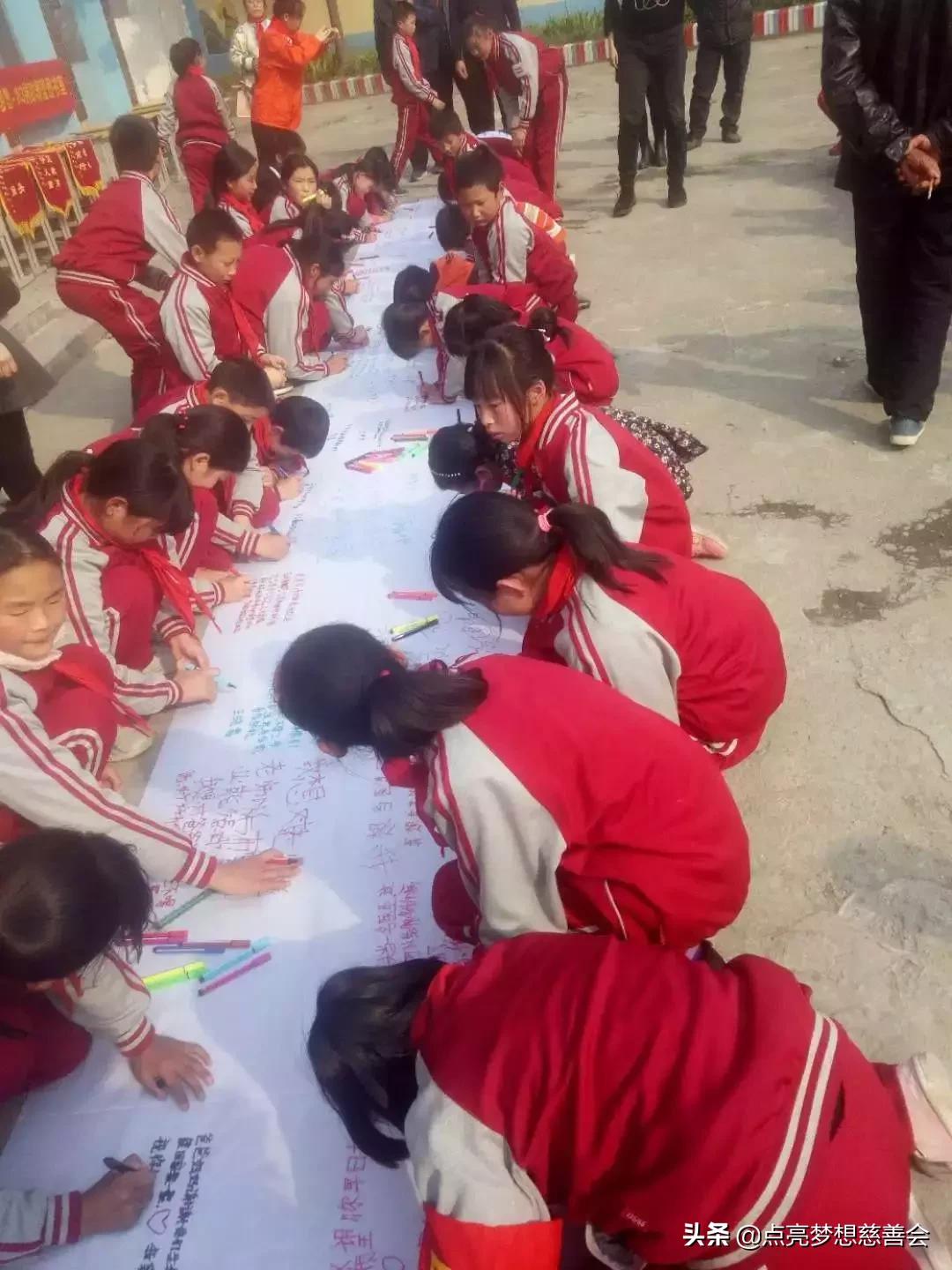春风春雨萌春芽——记“一本书点亮一个梦想”走进广水小河小学
