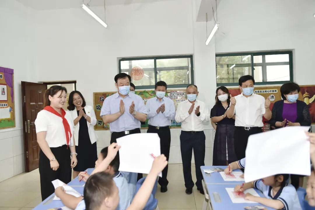 书记省长“六一”前夕看望慰问少年儿童:“祝福孩子们健康快乐、茁壮成长”