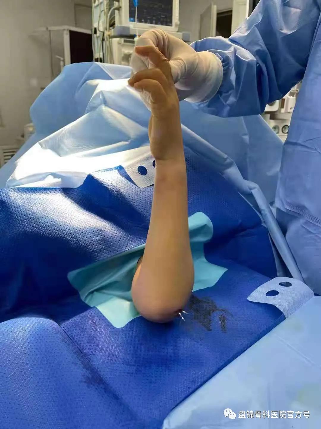 大手牵小手暖童心,大手牵小手温暖人心