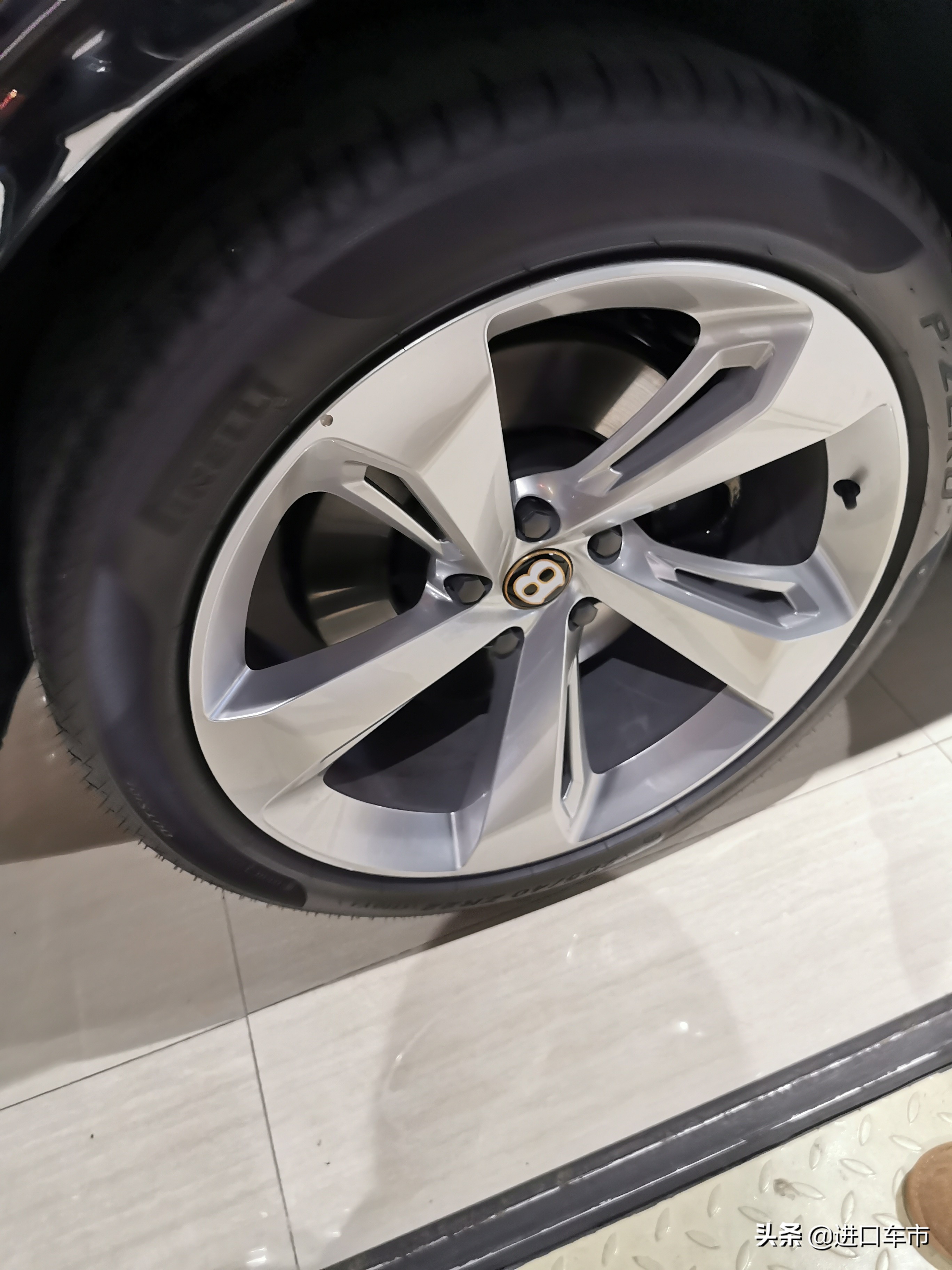 2021款宾利添越顶尖豪华suv的宝座,宾利添越suv落地价多少