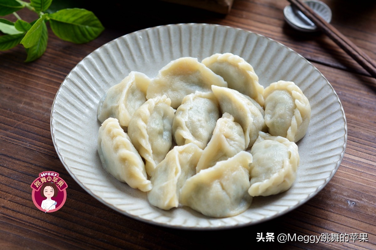 我家吃饺子一锅俩馅，喜欢哪个夹哪个，从没失手过，吃到肚撑