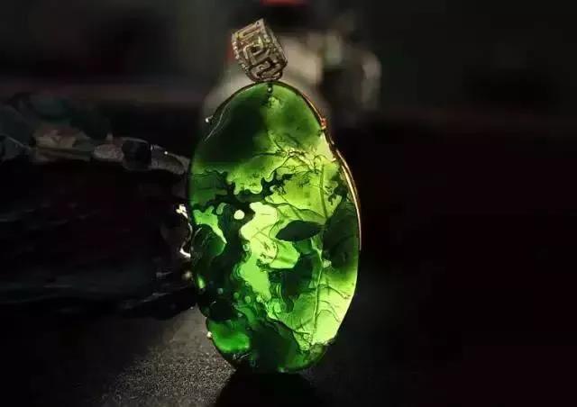 翡翠黑绿是什么原因,翡翠自然光下肉质发黑带底色