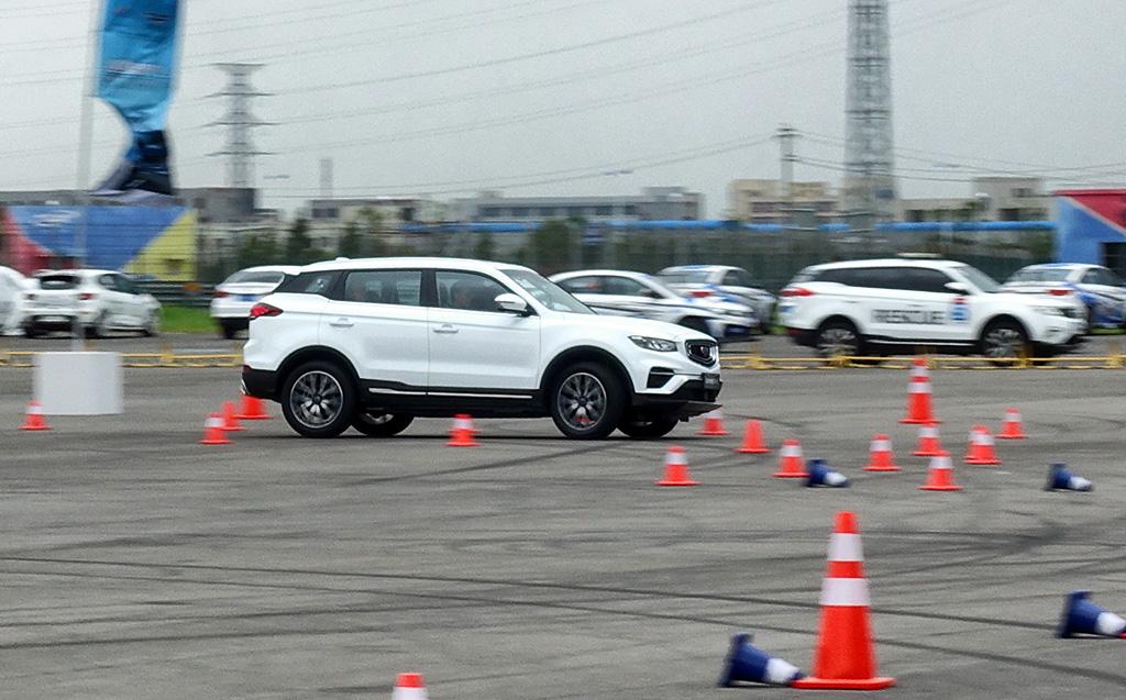 同级别杀伤力太强实拍吉利博越pro,吉利博越pro的爬坡能力