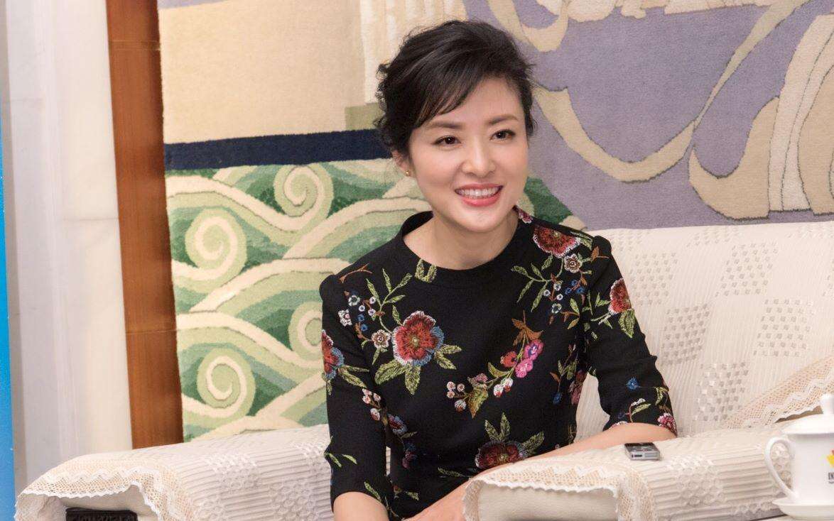 51岁周涛亮相湖南台给哪吒配音，17次主持春晚的她为何离开央视？