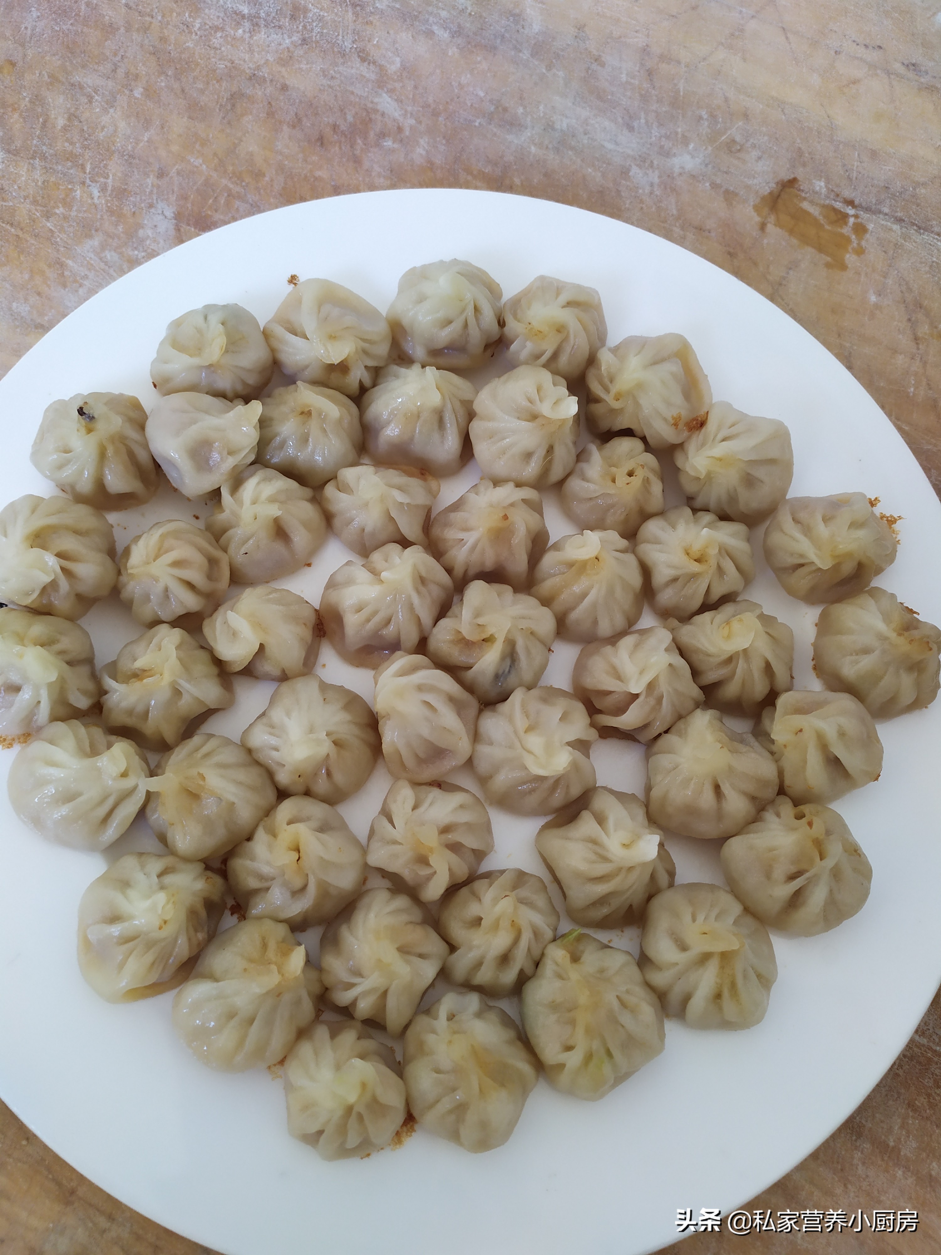 素馅水煎包子味道鲜美极致,香酥水煎包子