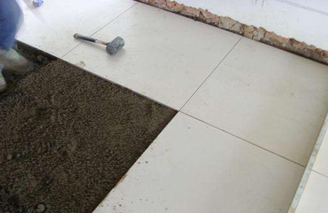 刚铺完瓷砖业主走了,铺好地砖后业主说颜色不好看