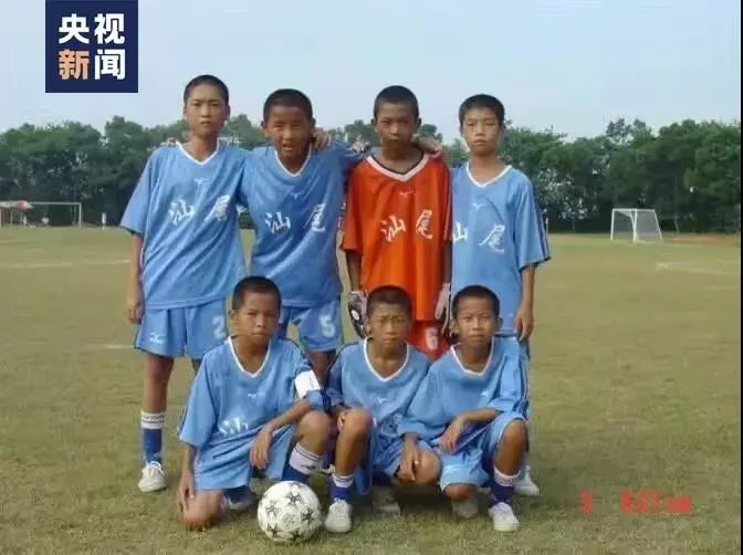 独腿男子双拐射门,单腿男子射门