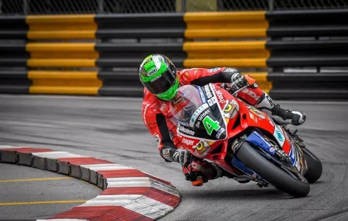 这里是街道飙车的天堂，要想当车神先得过这一关