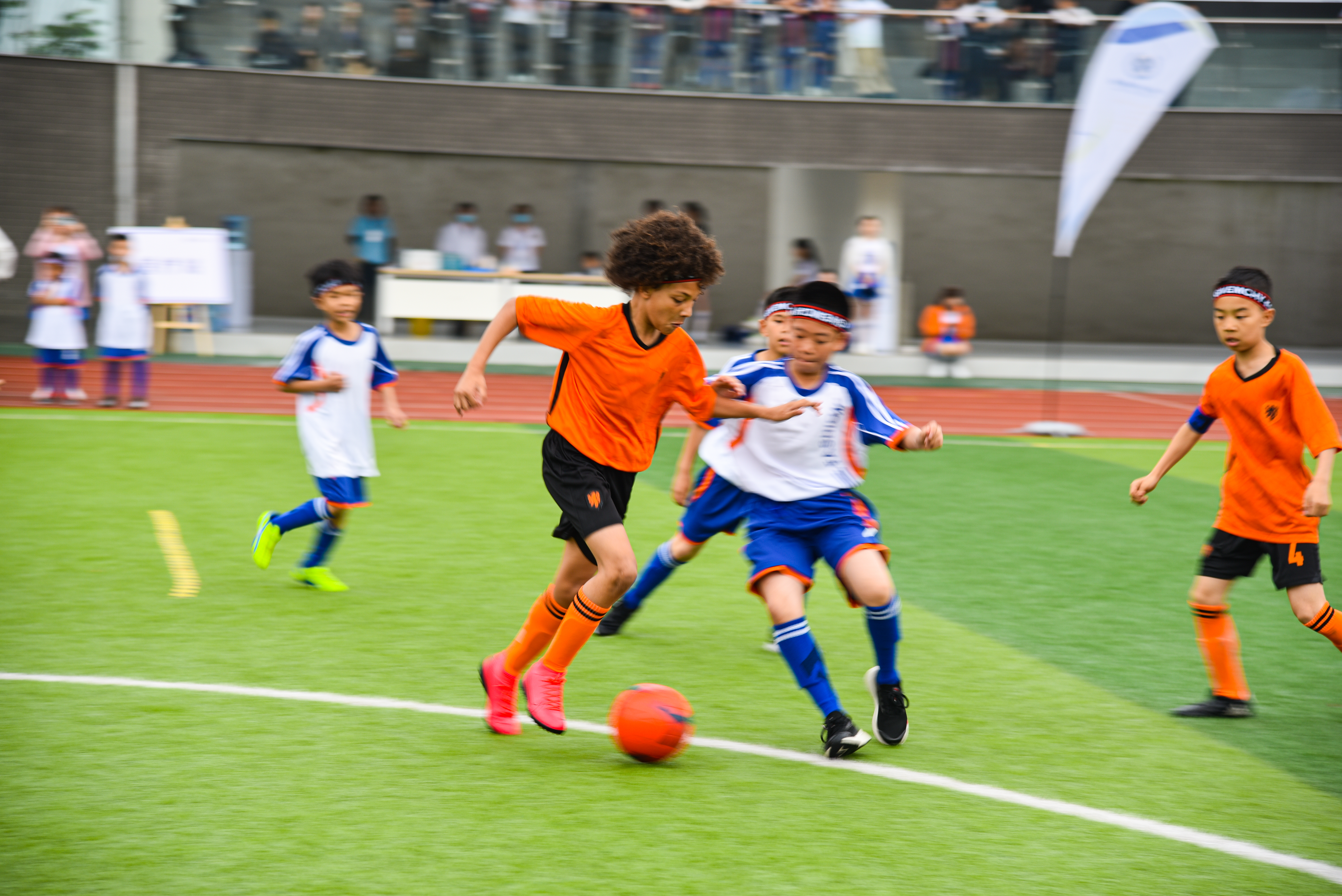 这所最美的“水墨校园”迎来首届足球春季联赛！AC米兰球星都来了